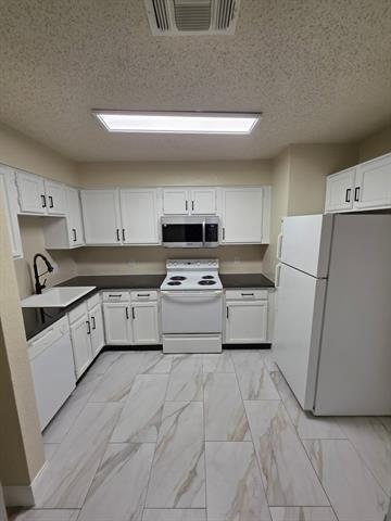 Building Photo - 404 Central Park Dr