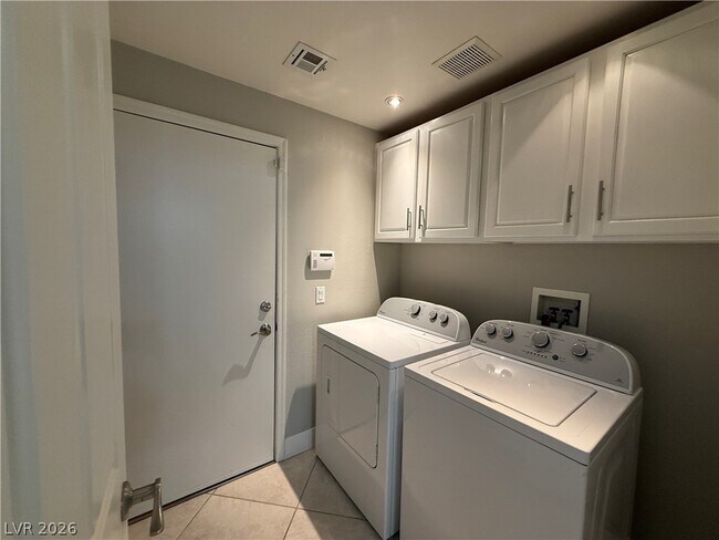 Building Photo - 694 Riverband Pl