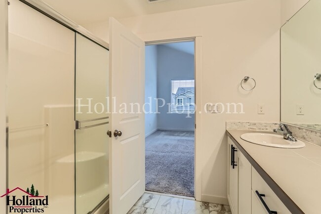Building Photo - Gorgeous & Spacious Single-Home 3 beds 2.5 bath Available for you! NEW PRICE!