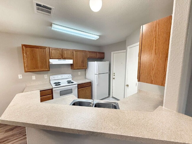 Building Photo - Spacious 3 Bedroom, 2 Bath Duplex with 1-C...