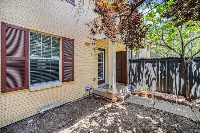 Building Photo - Charming, turnkey apartment near Oak Lawn ...