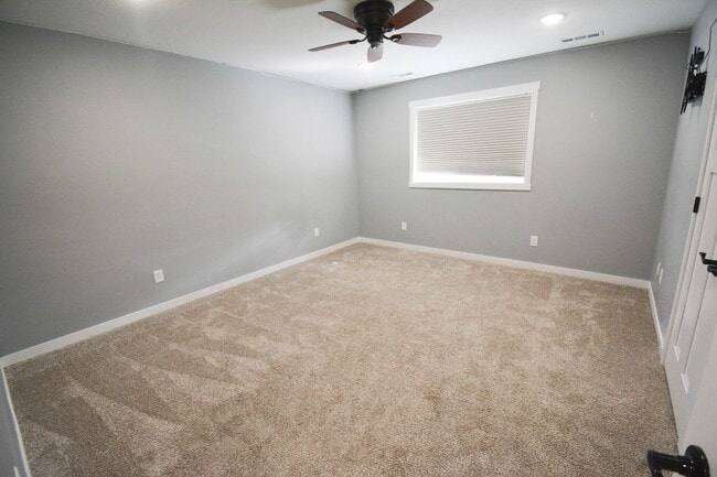 Building Photo - Spacious and Stunning 5 Bed 4 Bath For Ren...