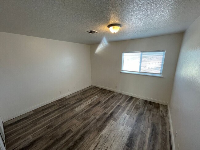 Building Photo - 2 BEDROOM 2 BATH, SECOND  FLOOR UNIT, NO CARPET, NEAR NELLIS AFB!