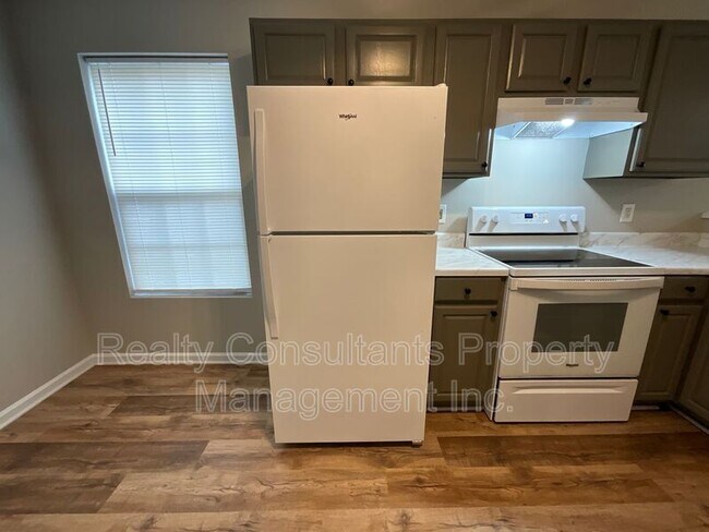 Building Photo - 1019 Manor Dr