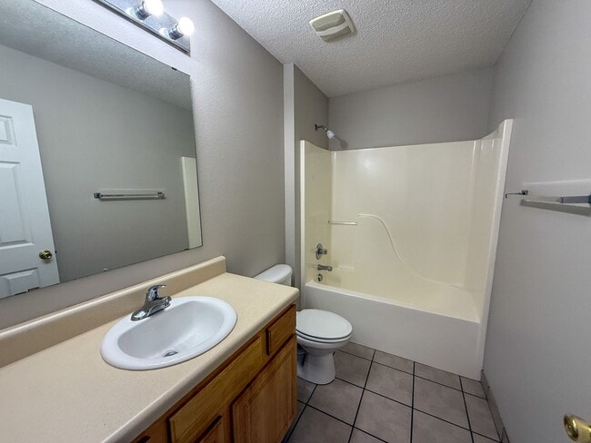 Building Photo - 2 bedroom 2 bath duplex available for rent in Milton!