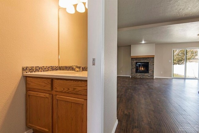 Building Photo - Redmond Townhome