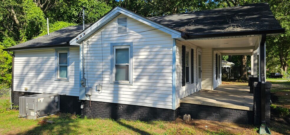 Building Photo - 1040 East Dr