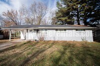 Building Photo - Centrally Located Home!