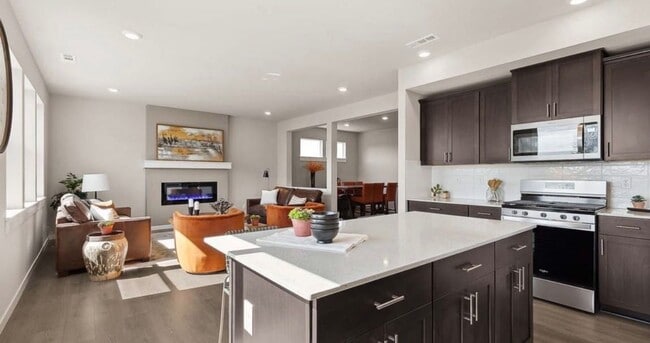Building Photo - Modern 5 Bed Home