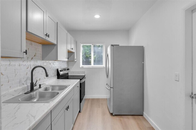Building Photo - 401 SW 25th Ave