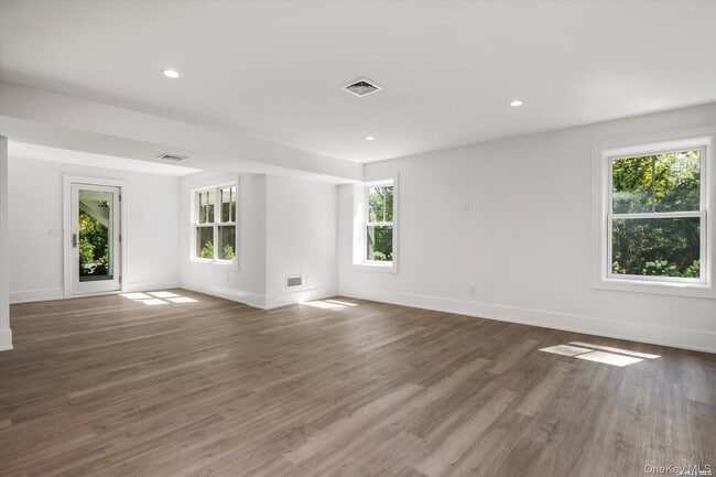 Building Photo - 40 Hewlett Ln