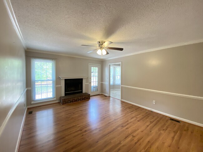Building Photo - 21 Pineridge Dr