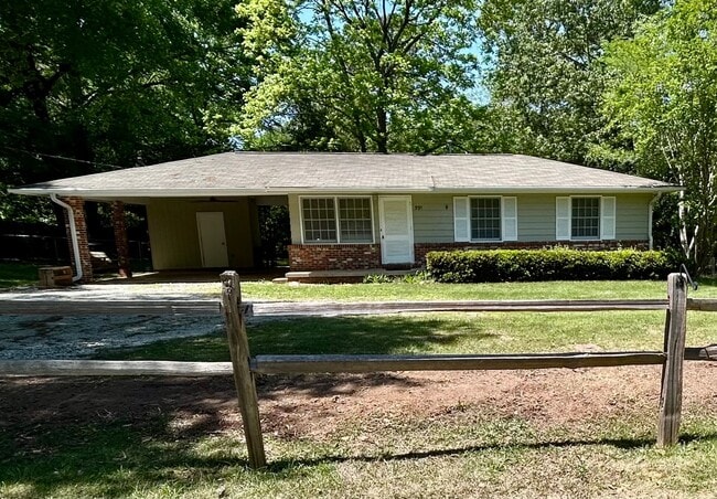 Building Photo - 591 E University Dr