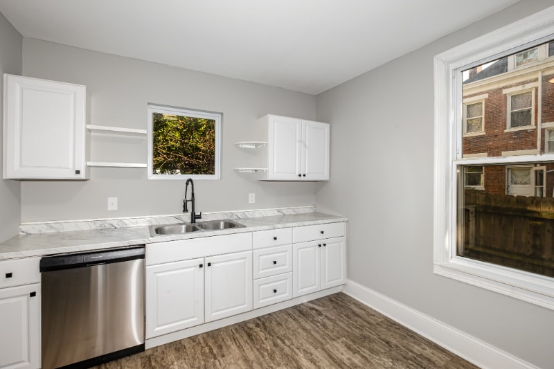 Building Photo - 118 E 19th St