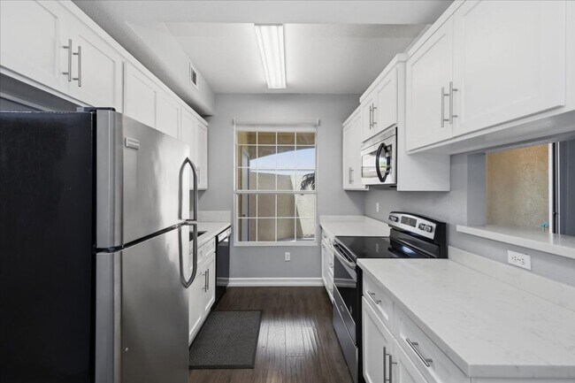Building Photo - Move-In Ready Condo with Premium Community Amenities