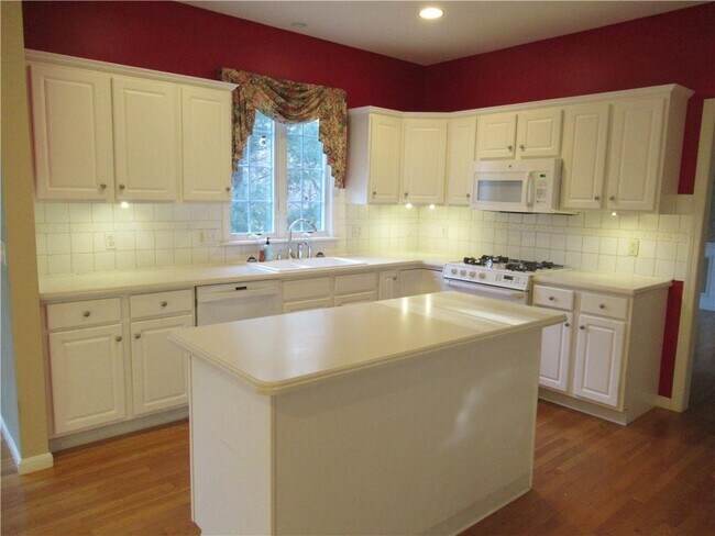 Building Photo - 70 Cavalier Dr