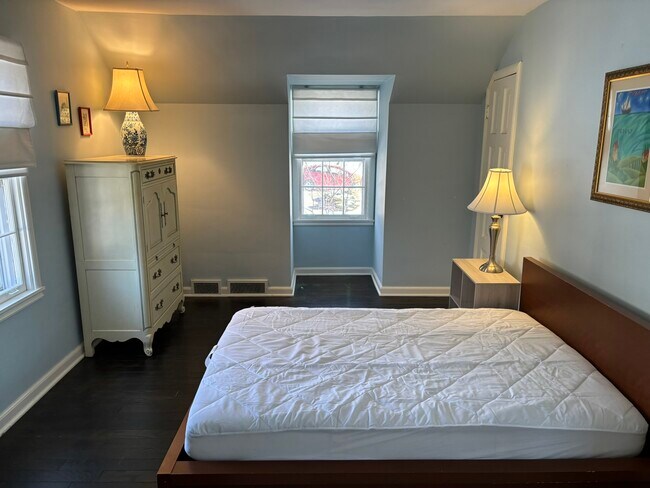 Bedroom - 904 S Jordan Ave