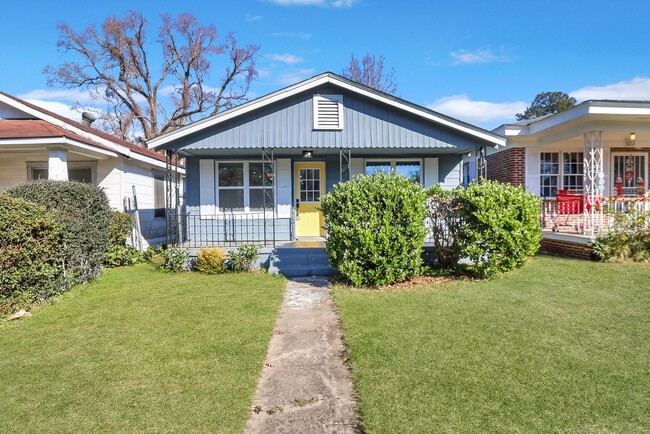 Building Photo - Adorable Home Located in Cann Park!