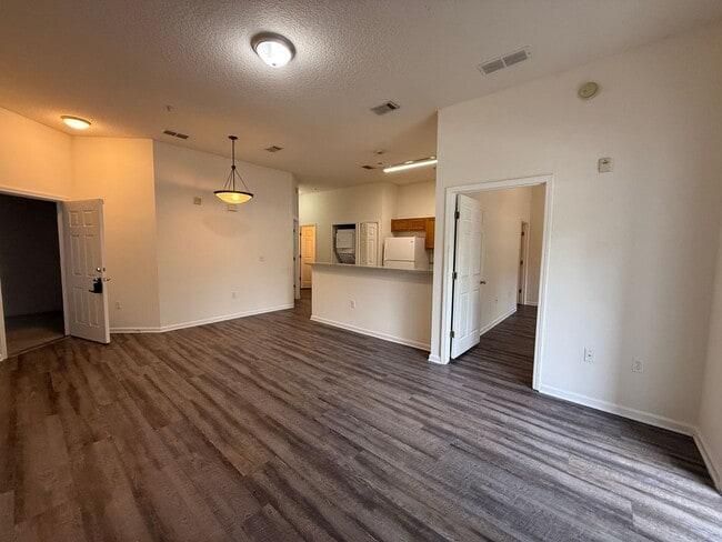 Building Photo - Lovely 2/2 in Villa Beauclerc