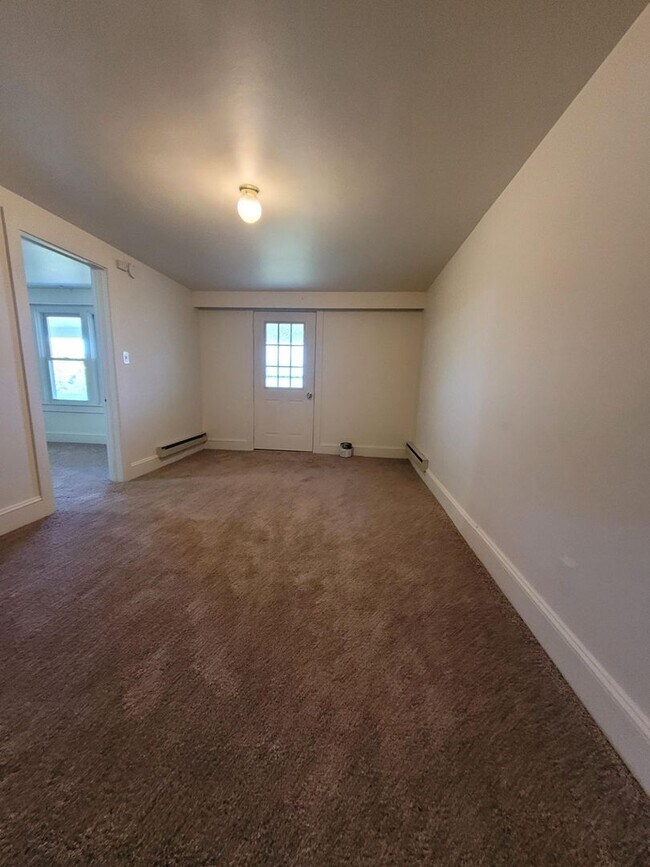 Building Photo - 104 N Custer Ave
