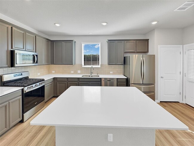 Building Photo - 2437 Roosevelt Rd