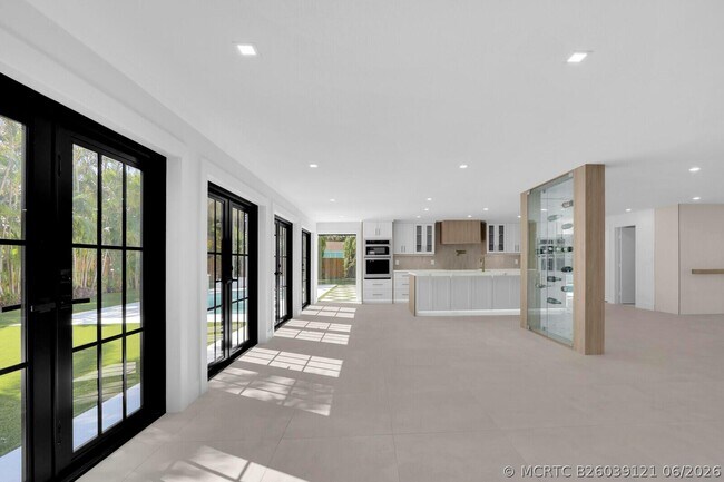 Building Photo - 391 W Riverside Dr