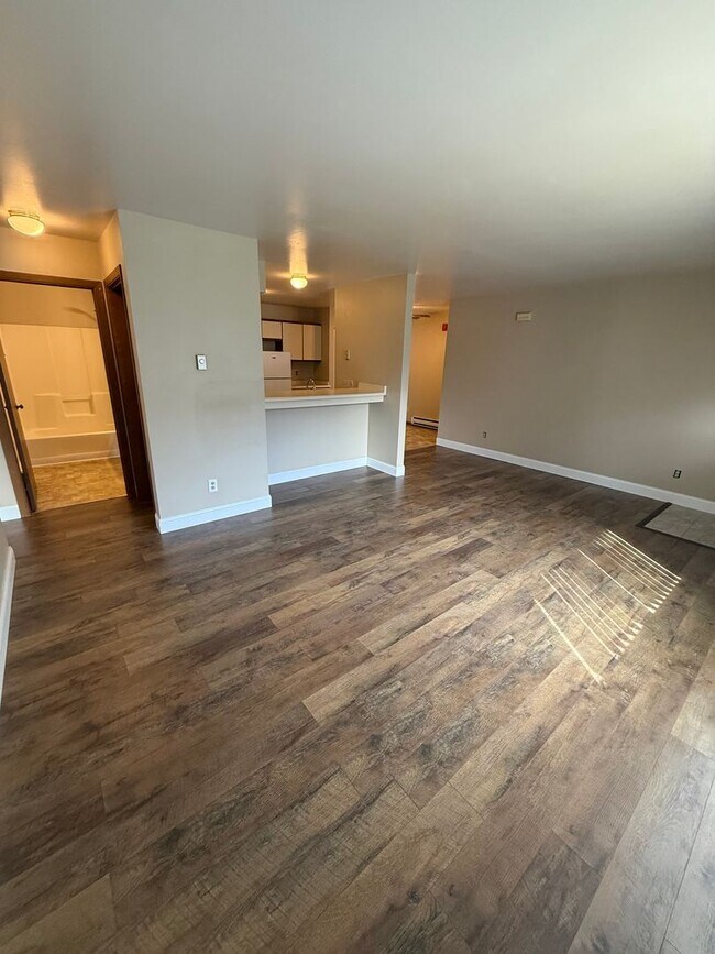 Building Photo - Private Entry 2 Bed/1 Bath Apartment!