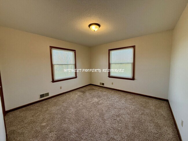 Building Photo - Spacious 3 Bedroom Home with Finished Lower Level & Large Fenced Yard