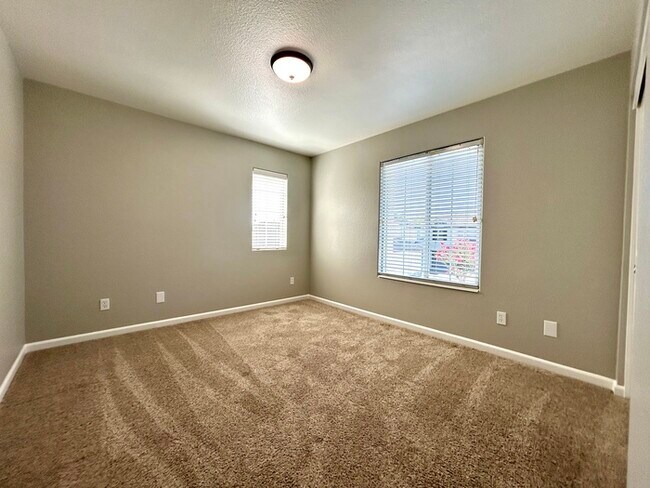 Building Photo - Beautiful 3 Bedroom Located in Roseville Strada Community!