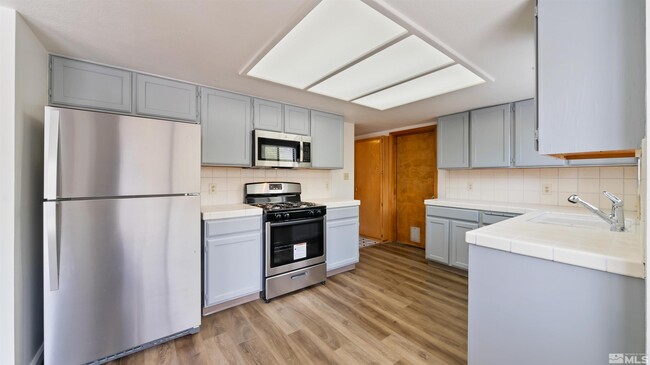 Building Photo - 2977 Pinebrook Dr