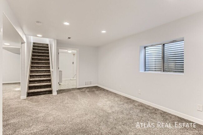 Building Photo - 945 Lords Hill Dr