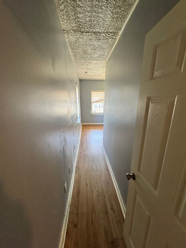 Building Photo - 2 bedroom house on Southside w Laundry HVAC