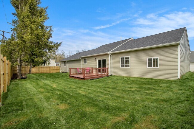 Building Photo - 6 Maple Vlg Ct
