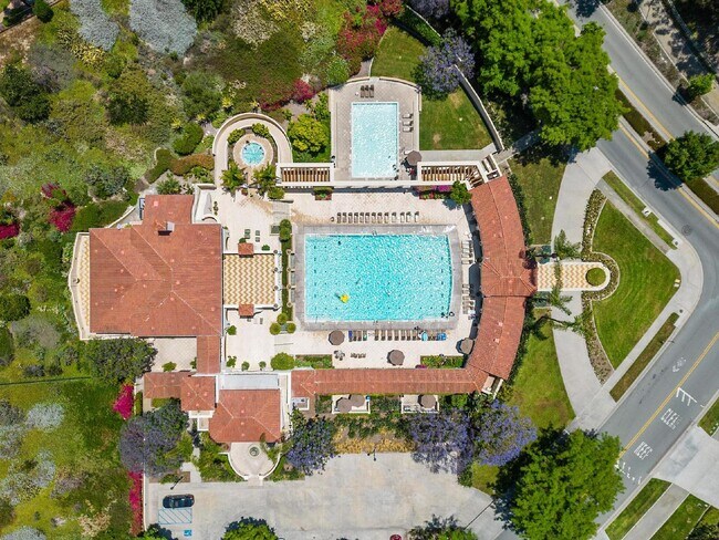 Building Photo - Luxurious Living at Its Finest | 1-Bedroom...