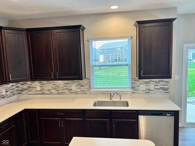 Building Photo - 5656 Grosbeak Dr