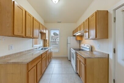 Building Photo - Charming & Updated Home with Garage