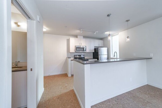 Building Photo - Chic 2BR/1.5BA Townhome Apartment in North...