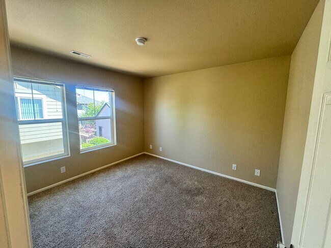 Building Photo - 3 Bedroom 2.5 bathroom West Eugene Home
