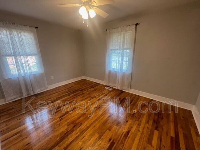 Building Photo - 506 Pershing Dr