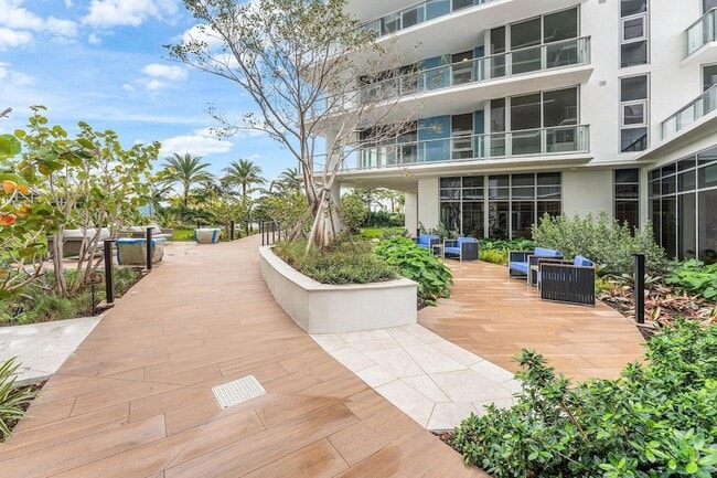 Building Photo - 220 Lake Shore Dr