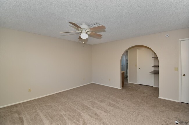 Building Photo - 2716 W Oakwood Ln