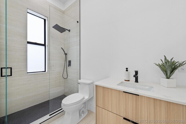 Building Photo - 801 SE 6th Ct