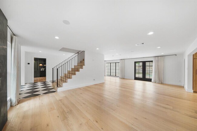 Building Photo - 819 Silvergate Dr