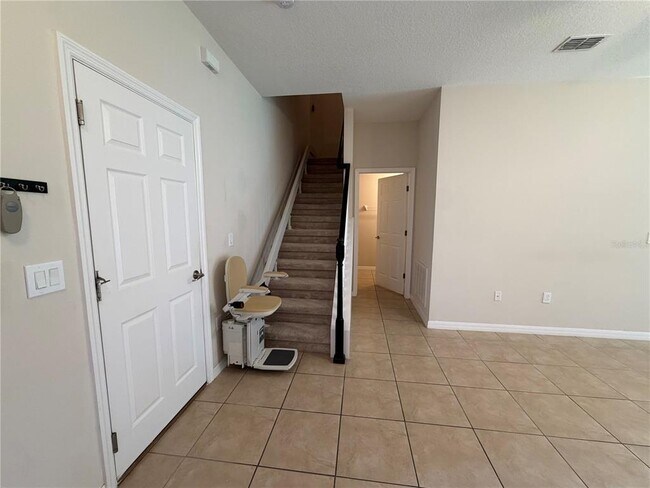 Building Photo - 2432 Seven Oaks Dr