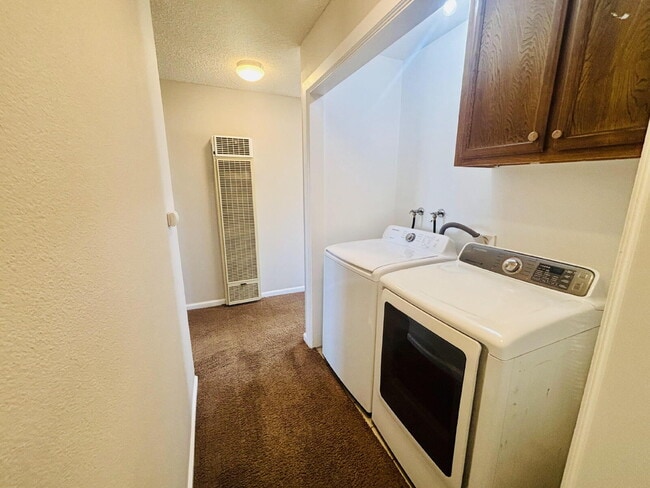 Building Photo - Charming 3-Bedroom with 2 Full Baths on th...