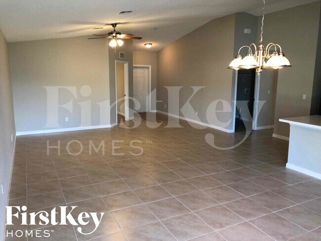 Building Photo - 2477 SW Aberdeen St