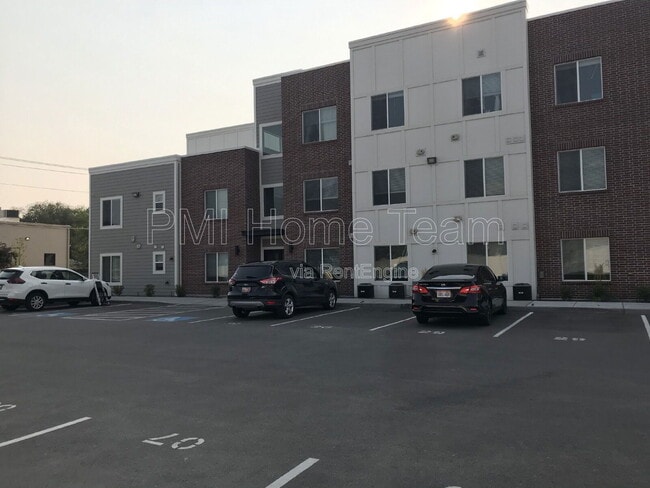 Building Photo - 2874 Kiesel Ave