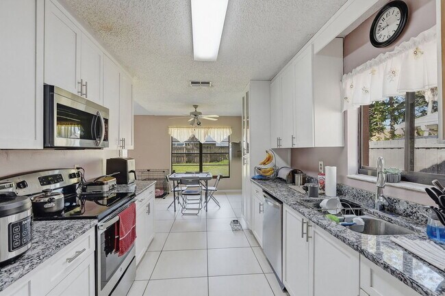 Building Photo - 15846 Country Lake Dr
