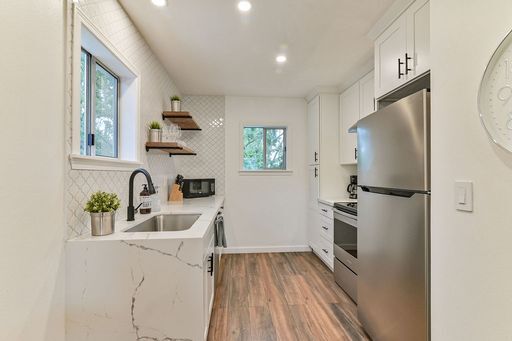 Building Photo - Beautiful top floor 1 bedroom 1 bathroom apartment on Lower Queen Anne