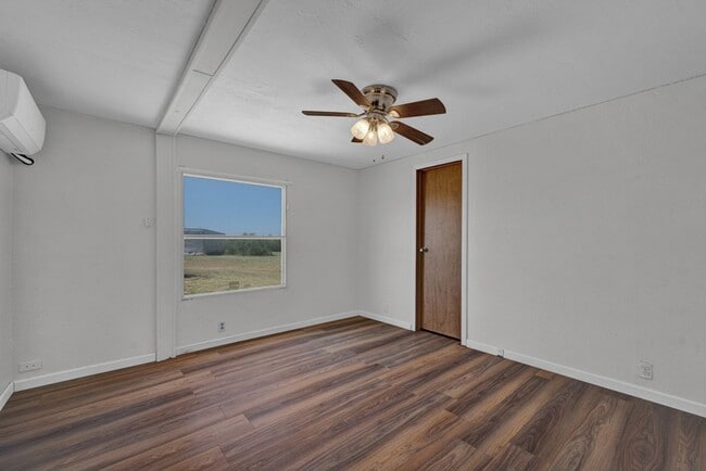 Building Photo - Country home for Lease!